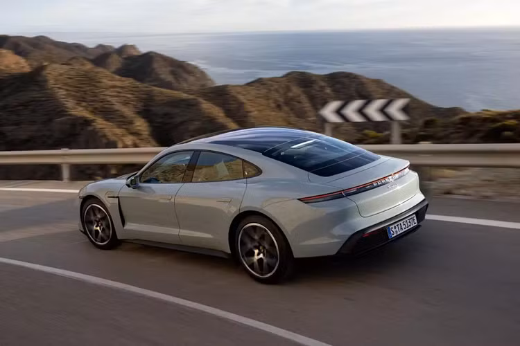 Những thay đổi còn lại của khu vực nội thất nằm ở vô lăng, núm xoay chọn chế độ lái và màn hình hiển thị thông tin kính lái tùy chọn. Camera lùi hiện đã được trang bị tiêu chuẩn cho xe, tương tự hệ thống giám sát tình trạng của người lái mới. Trong khi đó, hệ thống kiểm soát hành trình thích ứng với tính năng hỗ trợ đánh lái tánh va chạm khẩn cấp với chướng ngại vật là trang bị tùy chọn.