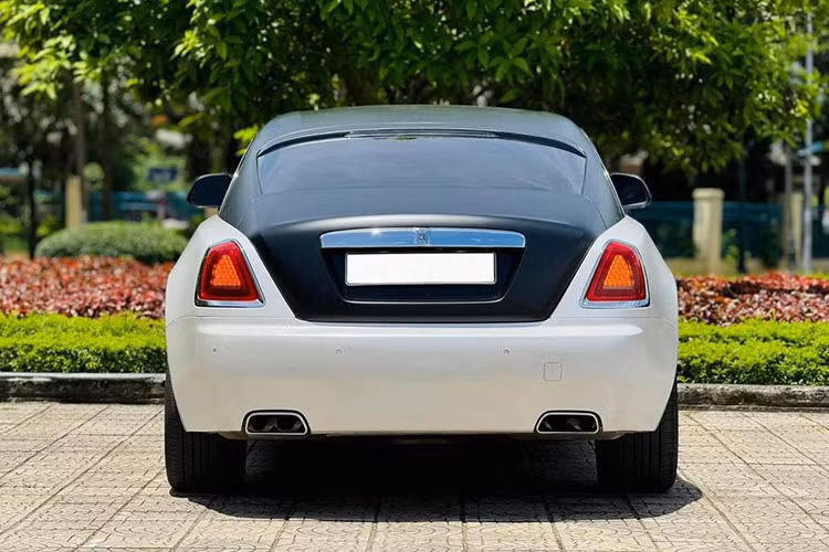 Chiếc coupe siêu sang Rolls-Royce Wraith của Huấn Hoa Hồng nguyên bản có ngoại thất màu xám. Sau khi sở hữu, tay chơi này đã mang xe đi để dán lại màu trắng với điểm nhấn màu đen trên nắp capô, mui xe và nắp khoang hành lý.