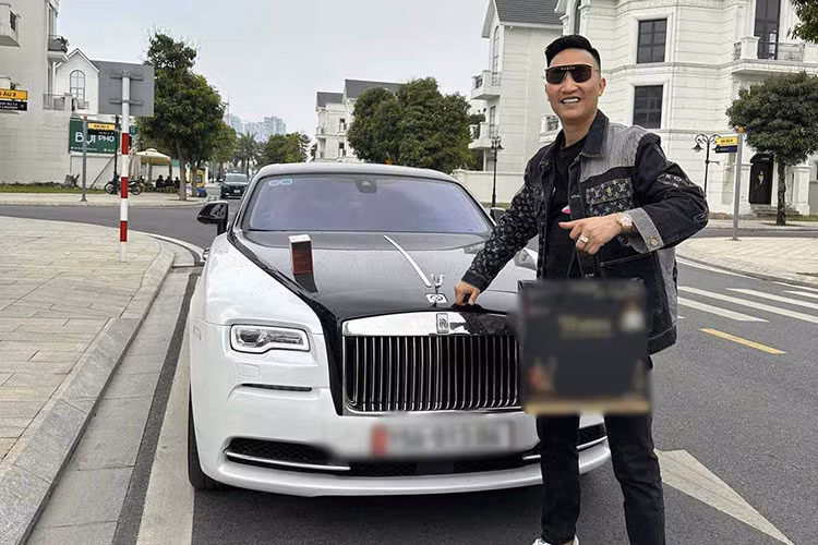 Bùi Xuân Huấn hay còn được nhiều người biết đến với biệt danh là Huấn hoa hồng, từ lâu đã nổi tiếng là một tay giang hồ mạng, nhưng trong vài năm trở lại đây, anh lại được cư dân mạng chú ý đến khá nhiều khi liên tục mua sắm xe khủng, thậm chí, còn sưu tầm các mẫu xe biển đẹp như tứ quý hay ngũ quý...