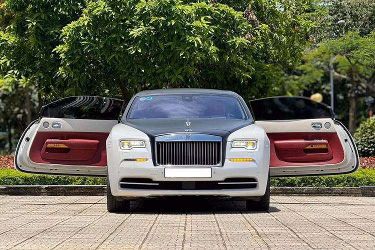 Rolls-Royce Wraith tại Việt Nam rất ít được các đại gia ưa chuộng (số lượng xe ở cả hai Series chỉ có không quá 20 chiếc) bởi giá bán đắt đỏ, tính thực dụng thấp và ít phù hợp với chủ nhân vốn là những doanh nhân thích trải nghiệm hàng ghế sau. Vào thời điểm mới về nước, dòng xe này có giá bán trên 19 tỷ đồng.