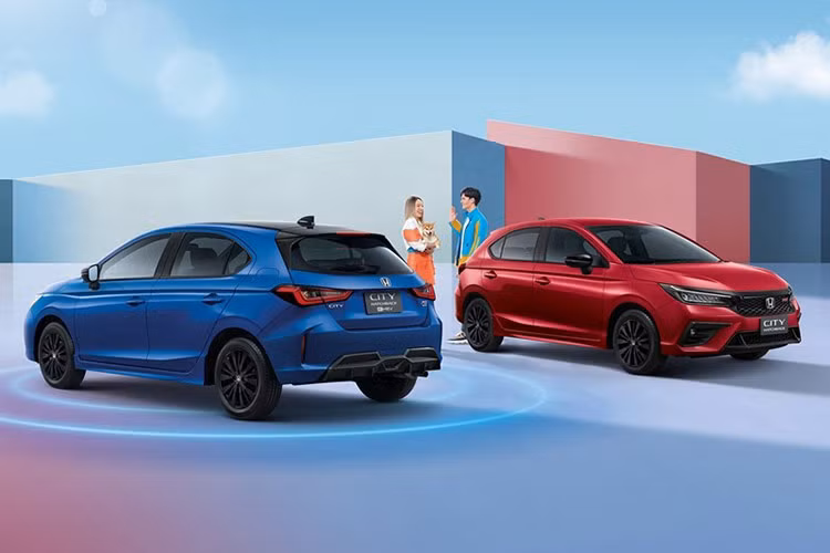 Ở lần nâng cấp này, Honda City Hatchback 2024 mới nhận được các tính năng an toàn và công nghệ nâng cấp giống như trên mẫu City sedan facelift ra mắt trước đó, cùng biến thể e:HEV mới.