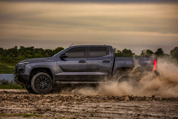 Cảnh báo điểm mù Blind Spot Warning, hỗ trợ chuyển làn Lane Change Assist, cảnh báo phương tiện cắt ngang khi lùi Rear Cross Traffic Alert và camera 360 độ Multi Around Monitor tích hợp hệ thống nhận diện vật thể Moving Object Detection.