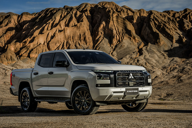 Mitsubishi Triton Black Edition 2024 mới thực chất là Triton bản cấu hình Double Cab Plus Ultra (cabin kép) với hộp số tự động, được bổ sung thêm gói ngoại thất trang trí với nhiều chi tiết xung quanh xe.