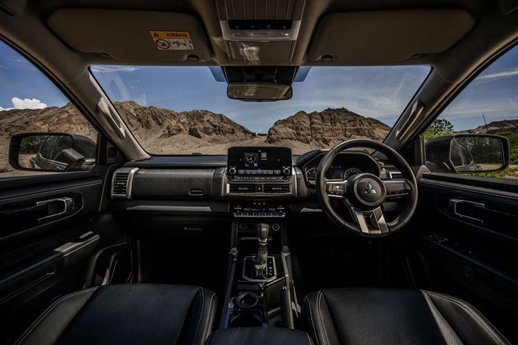 Riêng bậc lên xuống và cản sau dùng màu đen titan. Chúng sẽ được phối cùng với màu sơn thân xe, có 2 lựa chọn là xám Graphite Gray hoặc trắng White Diamond.