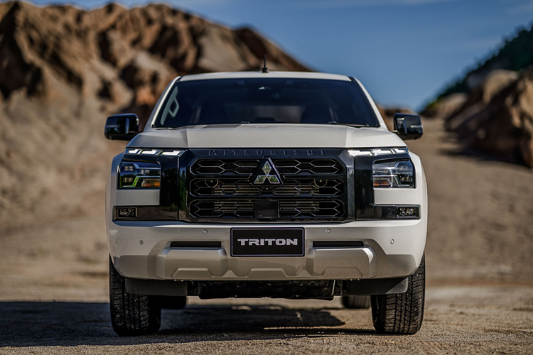 Xe có 7 chế độ lái để dễ dàng thay đổi sức kéo tối ưu tùy theo địa hình, cùng với tính năng hỗ trợ vào cua chủ động Active Yaw Control (AYC).