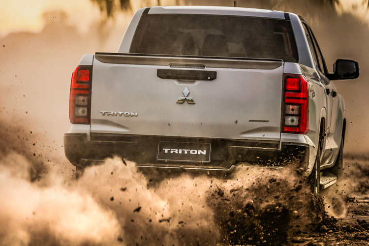 Mức giá xe Mitsubishi Triton Black Edition 2024 tại Thái Lan bán ra từ 1,027 triệu baht (tương đương 717 triệu đồng) và tuyên bố sẽ sản xuất với số lượng giới hạn nhằm đảm bảo tính chất độc đáo, nhưng không tiết lộ rõ cụ thể là bao nhiêu xe.