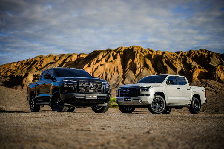 Đúng như tên gọi, Triton Black Edition 2024 sở hữu hàng loạt thành phần có tông màu đen. Bộ khung viền Dynamic Shield của cụm đèn pha LED và đèn sương mù, cùng với tay nắm cửa, ốp gương hậu và bộ mâm 18 inch đều mang màu đen bóng.