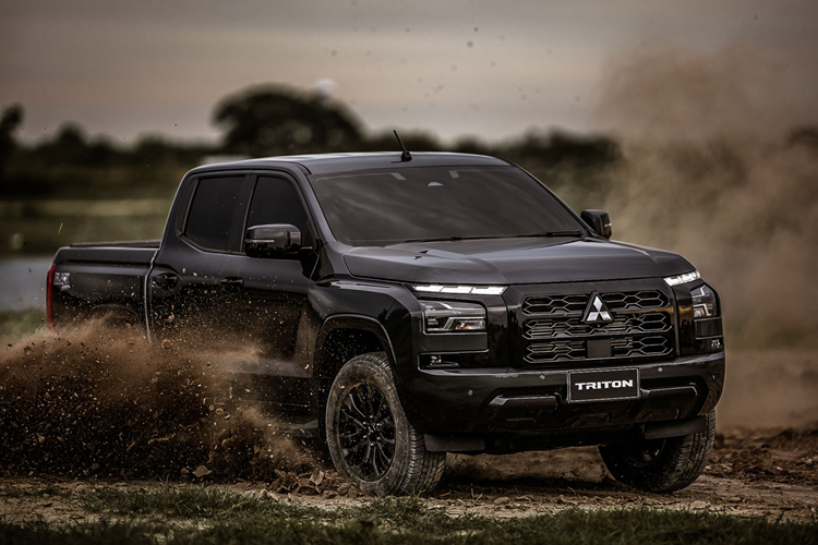 Giống như ngoại thất, nội thất Triton Black Edition 2024 cũng được trang trí với tông đen chủ đạo, bộ ghế da còn có chỉ khâu màu trắng tạo sự tương phản.