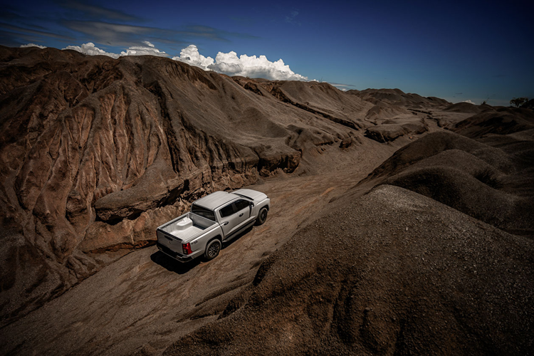 Cung cấp khả năng vận hành cho Triton Black Edition 2024 vẫn là khối động cơ dầu tăng áp Hyper Power 4 xy-lanh DOHC dung tích 2.4L, có công suất 184 mã lực (135 kW) và mô-men xoắn cực đại 430 Nm, kết hợp với hộp số tự động 6 cấp và hệ dẫn động hai cầu Mitsubishi Super Select 4WD-II.