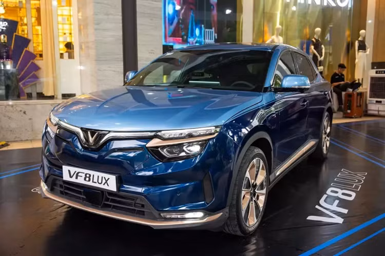 VinFast uu dai 50% phi truoc ba oto dien, gia tri gan 140 trieu dong-Hinh-2