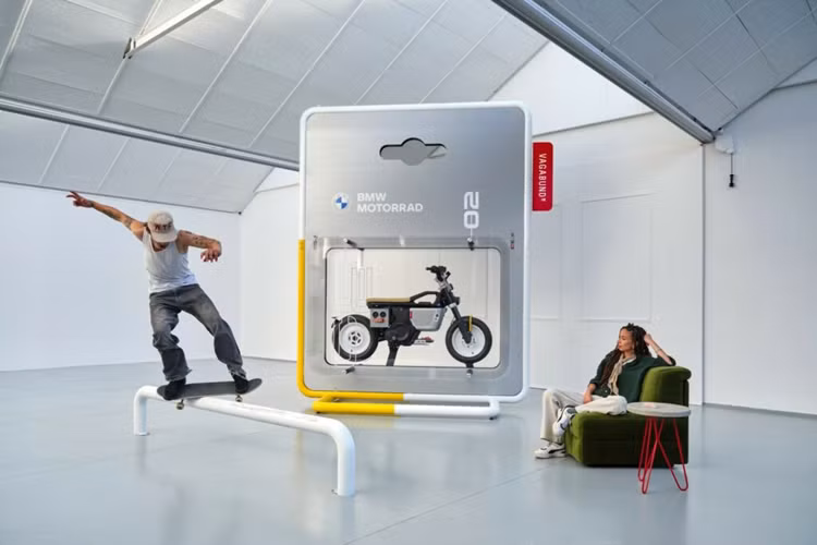 Mẫu xe này có trang bị đi kèm là hệ thống xả điện, đây là một ngăn hình trụ có thể mở ra để lộ một chiếc ô. Giống như mẫu tiêu chuẩn, mẫu concept này sẽ có hai bộ pin 1,96 kWh có thể tháo rời cũng như một động cơ điện tạo ra công suất 15 mã lực và mô-men xoắn 55 Nm.