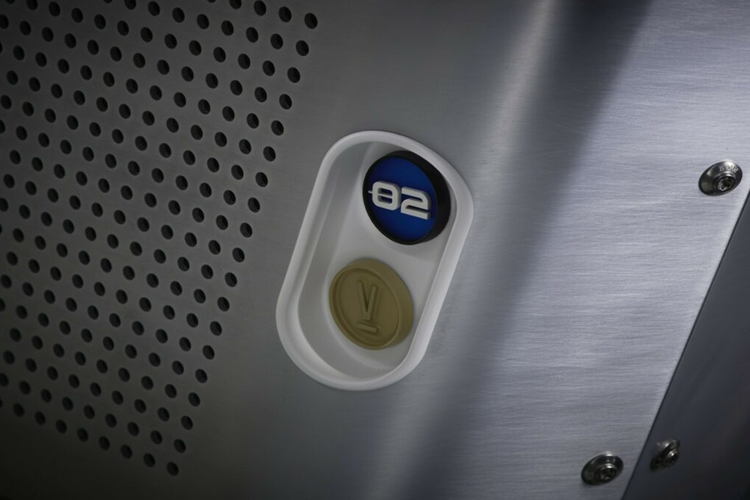 Xe máy điện BMW CE 02 x Vagabund được trang bị bộ bánh xe màu trắng và yên xe màu nâu mang lại độ tương phản, đồng thời tạo nét hoài cổ cho chiếc xe độ đáo.