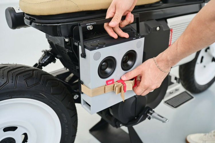 Thiết lập này cho phép xe đạp tiêu chuẩn tăng tốc từ 0-48 km/h trong ba giây và di chuyển khoảng 95 km trong một lần sạc. Khi pin hết, bộ sạc nhanh tùy chọn có thể sạc pin từ 0% lên 80% trong khoảng 3 tiếng.