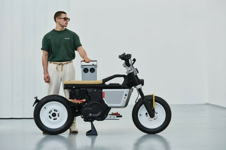 Các điểm nổi bật khác bao gồm phần động cơ có thiết kế như một chiếc loa và trang bị đài phát thanh OB-4 có thể tháo rời của Teenage Engineering. Trên thực tế, đây là một chiếc loa Bluetooth có giá từ 549 Đô trở lên với đài FM tích hợp.