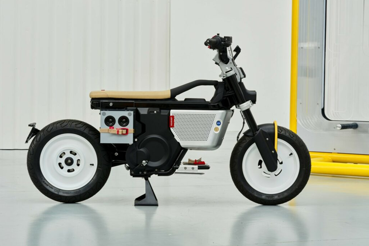 BMW Motorrad đang bắt kịp xu hướng kết hợp với các thương hiệu độc đáo để tạo ra những sản phẩm khác biệt. Từ đây, thương hiệu đã cho ra mắt bản kết hợp BMW CE 02 x Vagabund 2025 mới. Đây chính là một chiếc xe motor điện đầy phong cách với nhiều chi tiết lấy cảm hứng từ phong cách cổ điển.