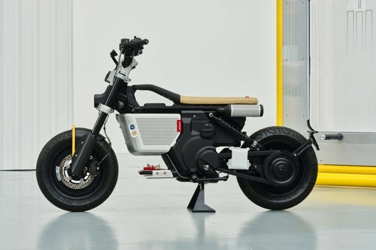 BMW không nói nhiều về mẫu concept này, tuy nhiên điểm đặc biệt gây ấn tượng lớn nhất chính là thiết kế hai tông màu đầy biểu cảm với chắn bùn trước độc đáo với đường viền màu vàng nổi bật.