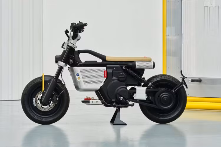 BMW không nói nhiều về mẫu concept này, tuy nhiên điểm đặc biệt gây ấn tượng lớn nhất chính là thiết kế hai tông màu đầy biểu cảm với chắn bùn trước độc đáo với đường viền màu vàng nổi bật.