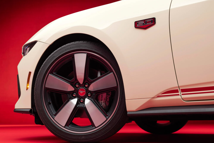 Ngoài ra còn xe còn được trang trí các phần sọc màu Bạc Iconic hoặc Đỏ Vermillion hai bên thân xe. Xe còn được trang bị phần lưới tản nhiệt dạng lưới mới và đèn pha màu khói tối màu từ gói Mustang Nite Pony là tiêu chuẩn.