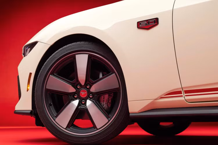 Ngoài ra còn xe còn được trang trí các phần sọc màu Bạc Iconic hoặc Đỏ Vermillion hai bên thân xe. Xe còn được trang bị phần lưới tản nhiệt dạng lưới mới và đèn pha màu khói tối màu từ gói Mustang Nite Pony là tiêu chuẩn.