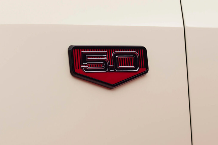 Với xe màu trắng, thương hiệu trang bị phần gương cùng màu thân xe, nhưng các mẫu xe màu đỏ và xanh lại có gương màu bạc để gợi nhớ đến chi tiết gương chiếu hậu mạ chrome trên chiếc Mustang đầu tiên.