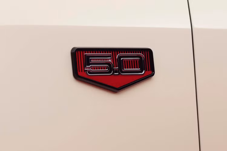 Với xe màu trắng, thương hiệu trang bị phần gương cùng màu thân xe, nhưng các mẫu xe màu đỏ và xanh lại có gương màu bạc để gợi nhớ đến chi tiết gương chiếu hậu mạ chrome trên chiếc Mustang đầu tiên.