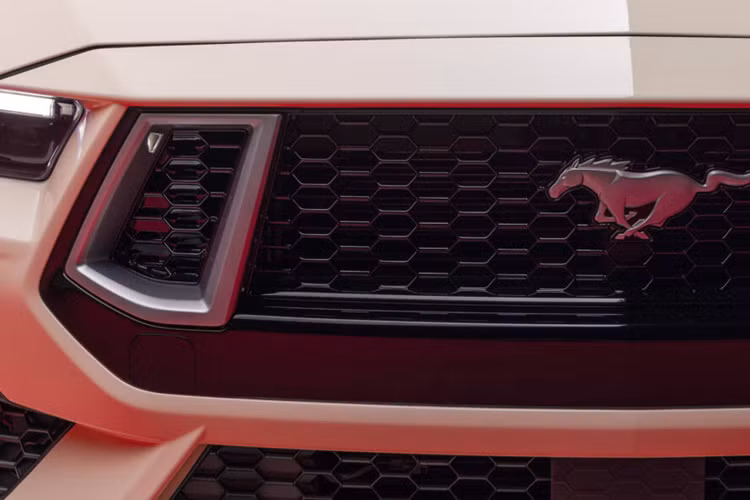 Trong khi chiếc Mustang nguyên bản có sẵn với cả hệ truyền động bao gồm khối động cơ sáu xi-lanh thẳng hàng và động cơ V8, Ford lại hạn chế bộ trang bị kỷ niệm cho các phiên bản chạy bằng động cơ V8 của mẫu xe hiện tại.