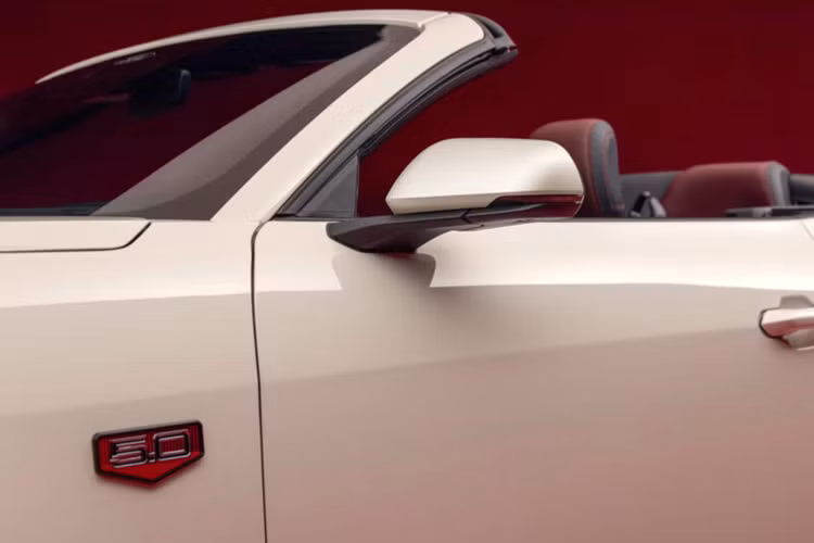 Gói này chỉ có thể được đặt hàng trên GT Premium Mustang và người mua có thể lựa chọn hộp số sàn và hộp số tự động.