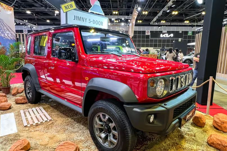 Cung cấp sức mạnh cho Suzuki Jimny 5 cửa vẫn là động cơ 1.5L hút khí tự nhiên sản sinh công suất 103 mã lực và mô-men xoắn 134 Nm. Xe được trang bị hộp số tự động 4 cấp và hệ thống dẫn động bốn bánh AllGrip Pro AWD.