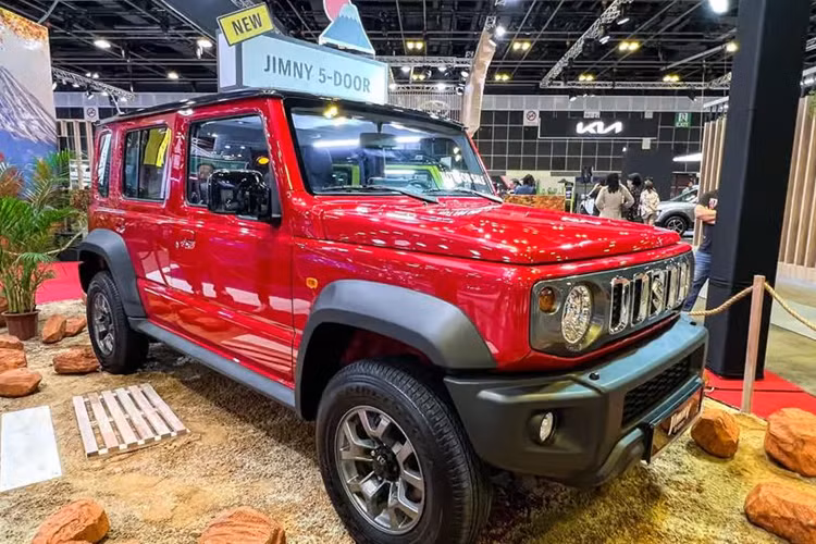 Cung cấp sức mạnh cho Suzuki Jimny 5 cửa vẫn là động cơ 1.5L hút khí tự nhiên sản sinh công suất 103 mã lực và mô-men xoắn 134 Nm. Xe được trang bị hộp số tự động 4 cấp và hệ thống dẫn động bốn bánh AllGrip Pro AWD.