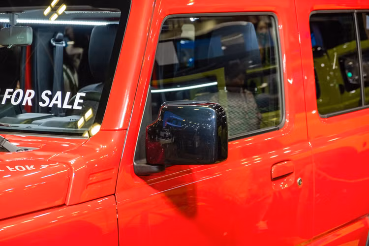 Xe gây ấn tượng với cụm đèn pha dạng tròn, lưới tản nhiệt được hình thành bởi các thanh nan đặt dọc, đi cùng bộ mâm đa chấu kích cỡ 15 inch, lốp dự phòng lắp ở phía sau.