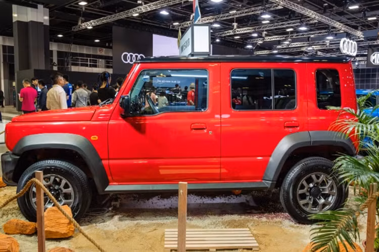 Ngoài khác biệt về kích thước và kiểu dáng cửa, còn lại thiết kế của Jimny 5 cửa và 3 cửa vẫn tương tự như nhau. Xe vẫn mang kiểu dáng hình hộp hầm hố, như một chiếc "tiểu G-Class".