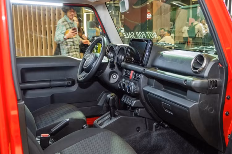 Về nội thất, bên trong khoang cabin của Jimny 5 cửa cũng không khác phiên bản 3 cửa. Xe vẫn có đủ 4 ghế ngồi và khoang hành lý dung tích 208L, có thể tăng lên 332L nếu gập hàng ghế sau lại.