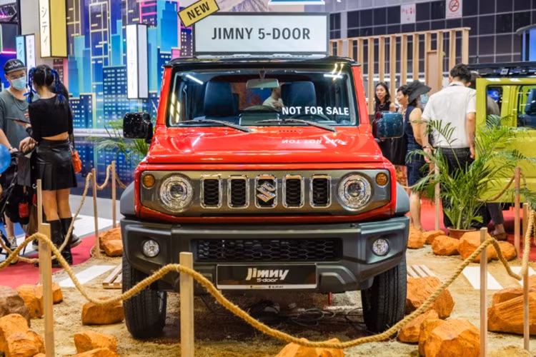 Còn tại Việt Nam, Suzuki Jimny 3 cửa dự kiến có giá từ 789 triệu đồng. Phiên bản 5 cửa của Suzuki Jimny có kích thước lớn hơn khá nhiều so với bản 3 cửa. Xe sở hữu chiều dài x rộng x cao lần lượt là 3.985 x 1.645 x 1.720 mm và chiều dài cơ sở 2.590 mm.