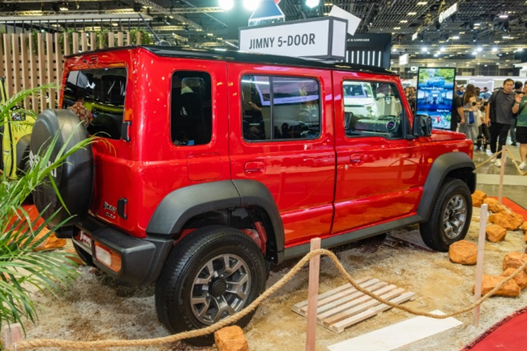 Một trong những điểm mạnh của Suzuki Jimny 2024 bản 5 cửa chính là khả năng vượt địa hình nhờ khung gầm rời, khoảng sáng gầm 210 mm và góc tiếp cận và góc thoát tương đương với phiên bản 3 cửa.