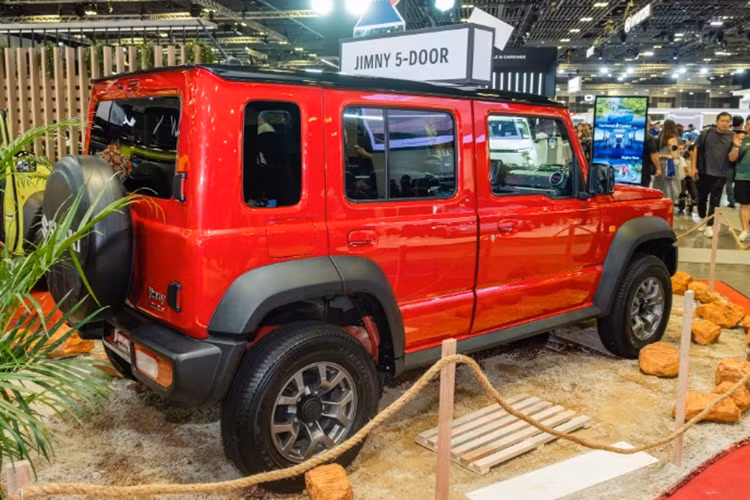 Một trong những điểm mạnh của Suzuki Jimny 2024 bản 5 cửa chính là khả năng vượt địa hình nhờ khung gầm rời, khoảng sáng gầm 210 mm và góc tiếp cận và góc thoát tương đương với phiên bản 3 cửa.