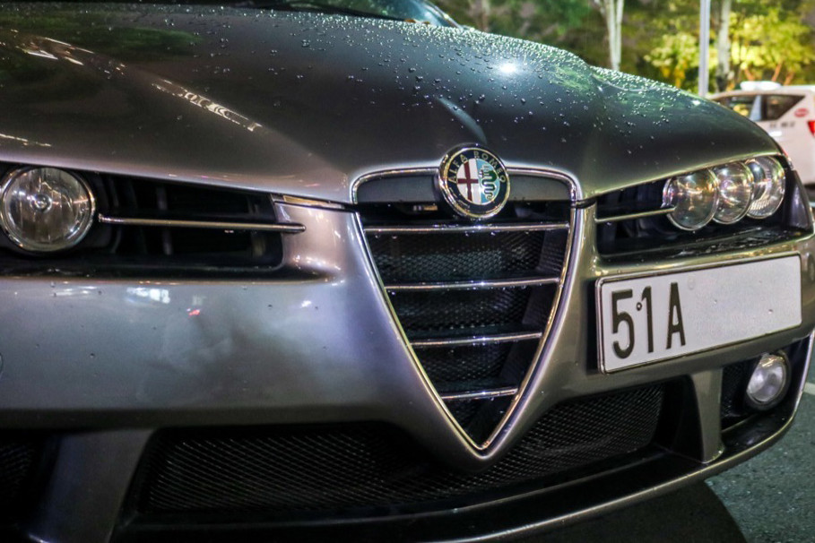 Trong đó cái tên Brera gợi nhớ đến quận Brera của Milan, nơi được biết đến là một khu vực nghệ thuật và đôi khi được gọi là Milanese Montmartre. Có tổng cộng 21.786 chiếc Brera đã được sản xuất trong 5 năm, nhiều gần gấp đôi so với bản mui trần, điều này cho thấy, Alfa Romeo Brera khá được ưa chuộng.