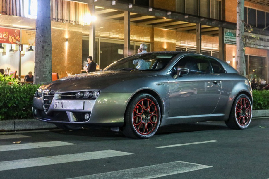 Alfa Romeo tại Việt Nam khá hiếm với số lượng xe chỉ đếm trên đầu ngón tay, thậm chí còn ít khi được chủ nhân cho ra đường. Mới đây xuất hiện một chiếc xe Alfa Romeo 4C Launch Edition độc nhất Việt Nam của tay chơi Minh "xí muội" và hôm nay, cũng là mẫu xe Alfa Romeo Brera độc nhất vô nhị.