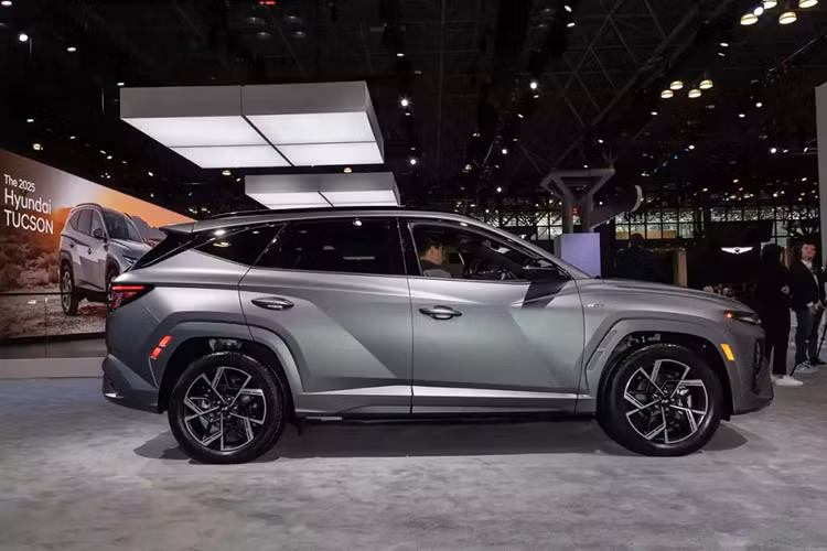 Hệ thống thông tin giải trí của xe được khẳng định là có tốc độ nhanh hơn, dễ sử dụng hơn và đã tương thích với tính năng cập nhật phần mềm qua Wifi. Để làm hài lòng những khách hàng thích thiết kế công thái học, hãng Hyundai đã đưa núm xoay chỉnh điều hòa và âm thanh trở lại trên Tucson mới, thay cho nút cảm ứng cũ.