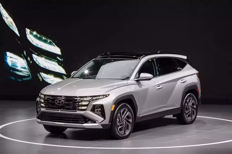 Trong triển lãm Ô tô New York 2024, hãng Hyundai đã chính thức giới thiệu phiên bản nâng cấp giữa vòng đời của Tucson với thị trường Mỹ. Trước đó, Hyundai Tucson 2025 mới từng ra mắt tại thị trường nội địa Hàn Quốc vào hồi tháng 12/2023.
