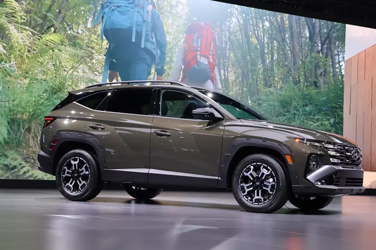 Theo đó, xe có thêm hệ thống cảnh báo tập trung phía trước FAW mới, theo dõi ánh mắt của người lái thông qua camera hồng ngoại. Nhờ tính năng này, khi người lái không phản ứng, hệ thống kiểm soát hành trình thích ứng sẽ tự động dừng xe lại, bật đèn cảnh báo nguy hiểm và cài phanh tay điện tử.