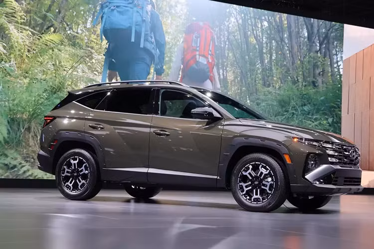 Theo đó, xe có thêm hệ thống cảnh báo tập trung phía trước FAW mới, theo dõi ánh mắt của người lái thông qua camera hồng ngoại. Nhờ tính năng này, khi người lái không phản ứng, hệ thống kiểm soát hành trình thích ứng sẽ tự động dừng xe lại, bật đèn cảnh báo nguy hiểm và cài phanh tay điện tử.