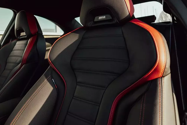 Trước mặt người lái là màn hình cong đặt nổi trên mặt táp-lô, kết hợp giữa bảng đồng hồ kỹ thuật số 12,3 inch và màn hình cảm ứng trung tâm 14,9 inch. Màn hình này chạy bằng hệ điều hành BMW Operating System 8.5 với giao diện dễ sử dụng hơn và hệ thống định vị nâng cấp.