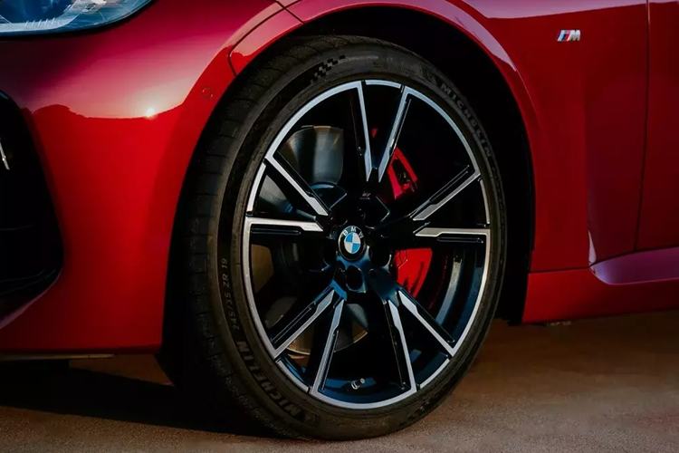 Với khách hàng muốn sở hữu 2-Series thể thao hơn, hãng BMW sẵn sàng chiều lòng với gói thiết kế ngoại thất M Sport Professional Package mới. Gói này bao gồm hệ thống đèn M Shadow Line, những chi tiết ngoại thất màu tối Extended Shadowline và cánh gió sau màu đen.