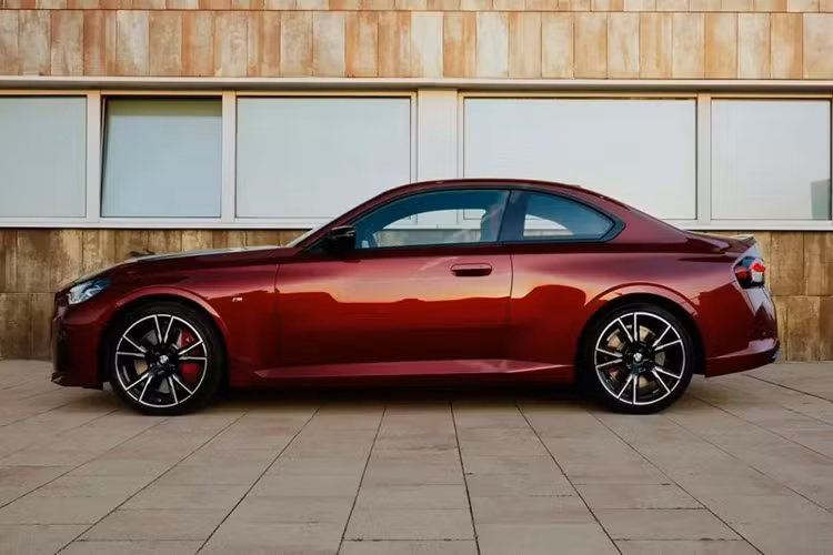 BMW M240i 2025 sẽ có thêm màu xanh dương Zandvoort Blue vốn trước đây chỉ dành riêng cho phiên bản hiệu suất cao M2. Ngoài ra, hãng BMW còn bổ sung các loại vành hợp kim 19 inch mới cho mẫu coupe hạng sang cỡ nhỏ này. Các loại vành này sẽ có nhiều thiết kế và màu sắc khác nhau để người tiêu dùng lựa chọn.