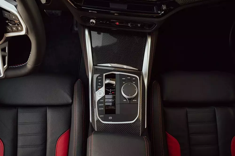 Cùm phanh M Sport màu đỏ hoặc xanh cũng nằm trong gói thiết kế này. Bên trong xe, BMW 2-Series 2025 có thêm cụm điều khiển trung tâm mới với ít nút bấm vật lý hơn, tạo sự gọn gàng cho nội thất. Bên cạnh đó là núm xoay chỉnh điều hòa và đèn viền với hiệu ứng thác nước mới.