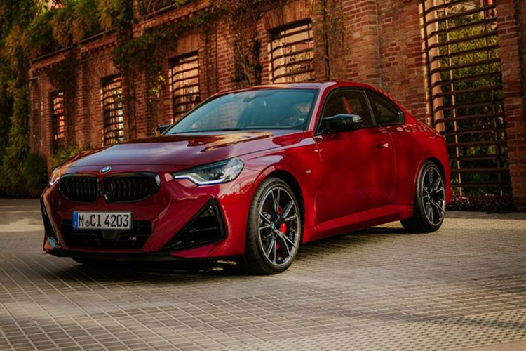 Với bản M240i, xe sẽ dùng động cơ xăng 6 xi-lanh thẳng hàng, tăng áp, dung tích 3.0L mạnh mẽ hơn, cho công suất tối đa 382 mã lực và mô-men xoắn cực đại 500 Nm. Nhờ đó, xe có thể tăng tốc từ 0-96 km/h trong thời gian 4,5 giây ở phiên bản dẫn động cầu sau và 4,1 giây ở phiên bản dẫn động 4 bánh.