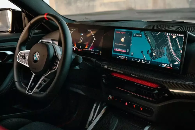 BMW 230i 2025 sẽ được trang bị vô lăng 2 chấu trong khi M240i và M2 dùng loại M 3 chấu bọc da, vát đáy thể thao hơn. Vô lăng của BMW M240i và M2 2025 còn có vạch kẻ màu đỏ hướng 12 giờ như dấu hiệu nhận biết cho phiên bản cao cấp của dòng 2-Series. Thêm vào đó là ghế trước với thiết kế thể thao và tính năng sưởi.