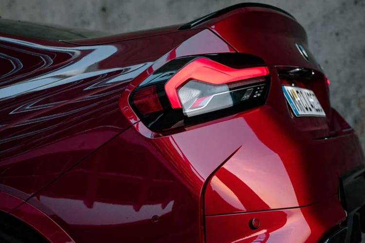 BMW M2 2025 cũng được trang bị động cơ 6 xi-lanh thẳng hàng như trên nhưng mạnh 473 mã lực. Với phiên bản số sàn 6 cấp, M2 sẽ sở hữu mô-men xoắn cực đại 550 Nm. Con số tương ứng của M2 phiên bản số tự động M Steptronic 8 cấp là 600 Nm.