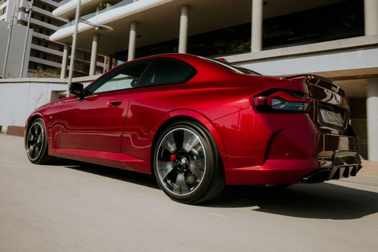 Động cơ cho phép xe tăng tốc từ 0-96 km/h trong 4,1 giây ở phiên bản số sàn và 3,9 giây ở phiên bản số tự động. Vận tốc tối đa của BMW M2 2025 đạt mức 250 km/h hoặc 285 km/h nếu có thêm gói M Driver’s Package tùy chọn.