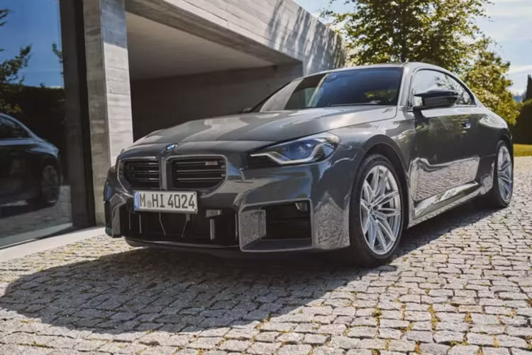 Nằm bên dưới nắp ca-pô của BMW 2-Series 2025 là động cơ xăng 4 xi-lanh, tăng áp, dung tích 2.0L quen thuộc. Động cơ này cho công suất tối đa 255 mã lực và mô-men xoắn cực đại 400 Nm. Động cơ kết hợp với hộp số tự động 8 cấp và hệ dẫn động 4 bánh toàn thời gian tùy chọn, cho phép xe tăng tốc từ 0-96 km/h trong thời gian chỉ 5,3 giây.